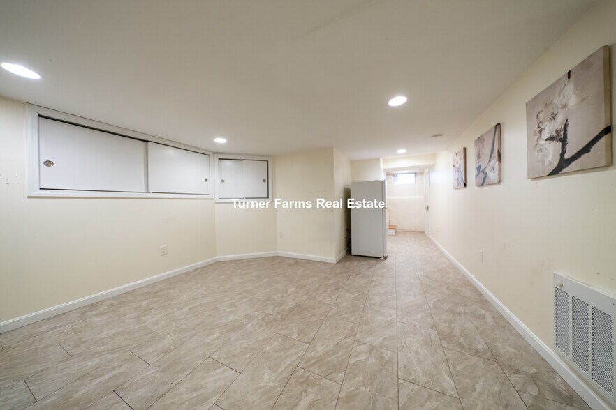 Building Photo - 124 Forest St