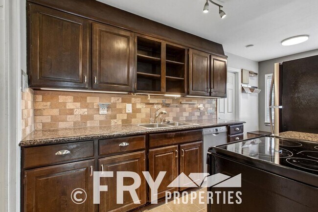 Building Photo - Charming University Hills Home with Oversized 2-Car Garage & Private Backyard