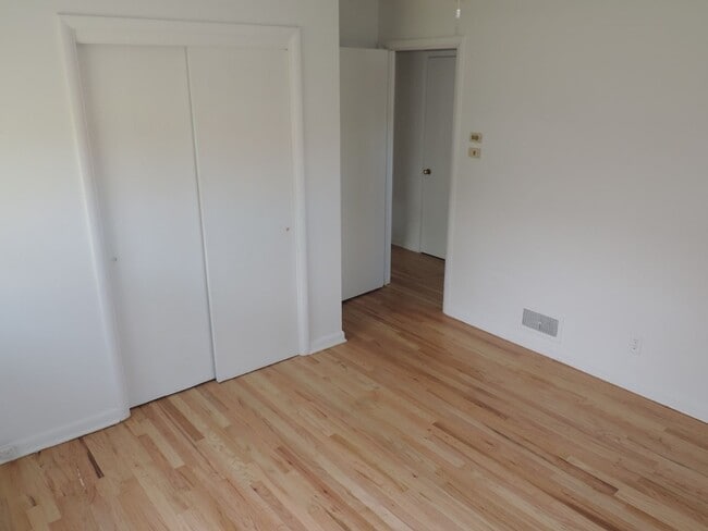 Building Photo - Brookridge Heights 2 Bedroom, 1 Bath Home ...
