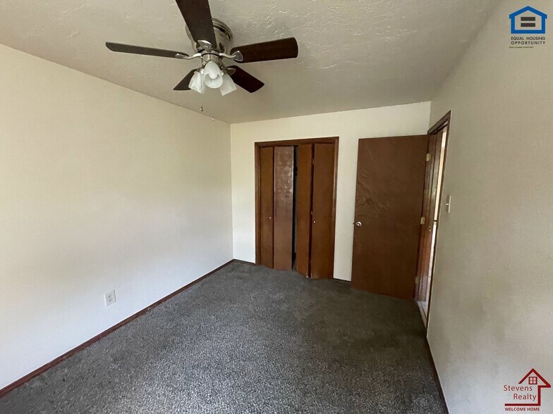 Building Photo - 1912 SW D Ave