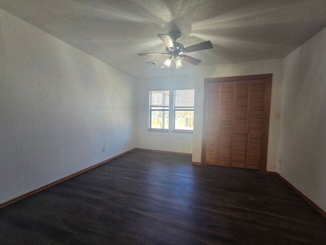 Building Photo - 4 Bed 2 Bath at Shawnee