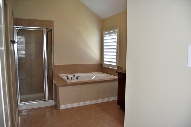 Building Photo - 18627 Summercliff Ln