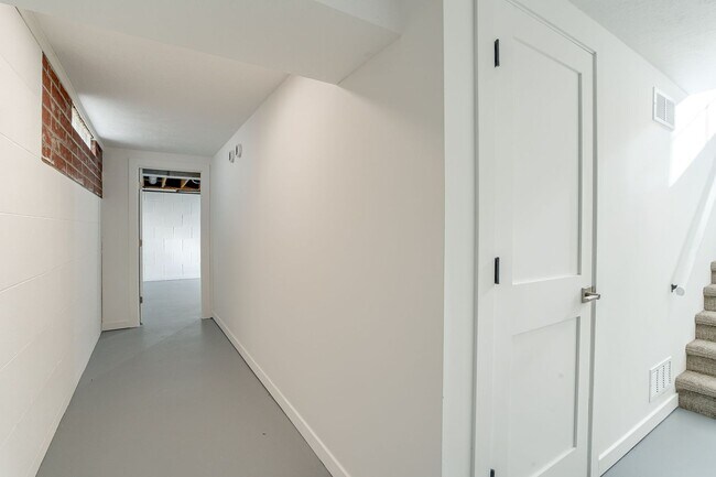 Building Photo - UPDATED 2 Bedroom Duplex With Garage!!