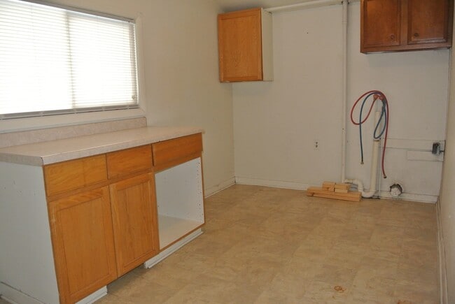 Building Photo - 616 14th St SE