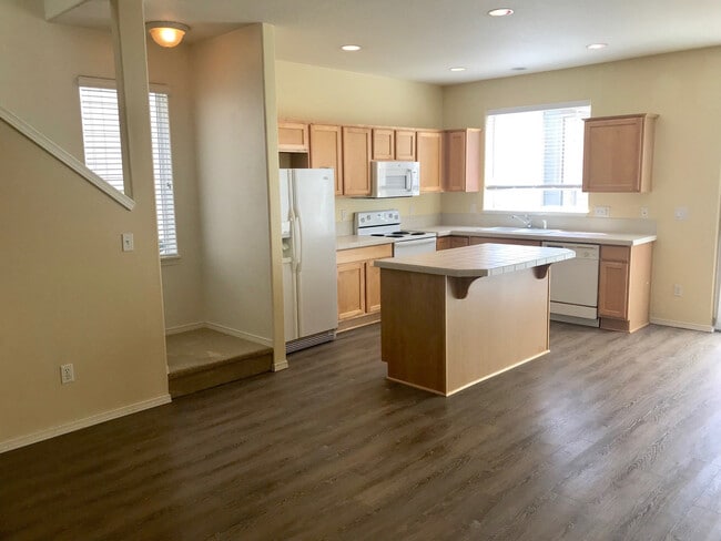 Building Photo - Fantastic Townhome close to Nike