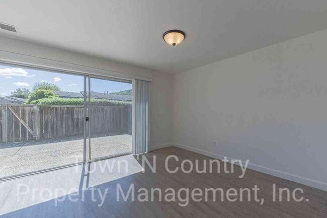 Building Photo - 3 Bedroom, 2 Bath Creekside Condo Available Now!