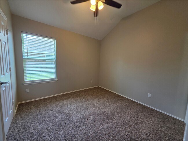 Building Photo - 2108 Goldfinch Ln