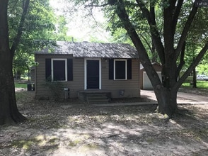 Building Photo - 834 Brinker St