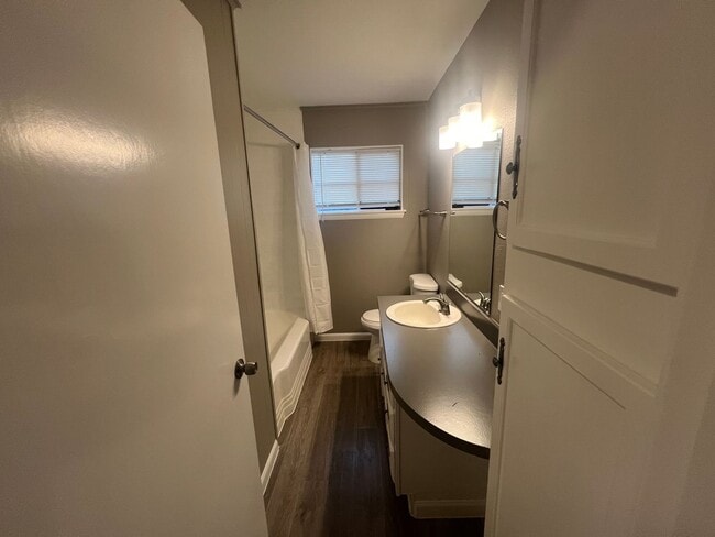 Building Photo - UTA proximity!