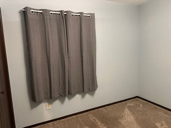 Building Photo - Spacious 3 BR/2 BA in nice north-side culdesac!