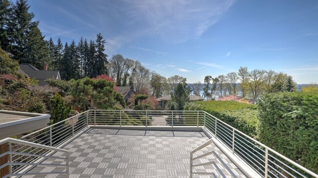 Building Photo - 5bd/5ba Mercer Island Home