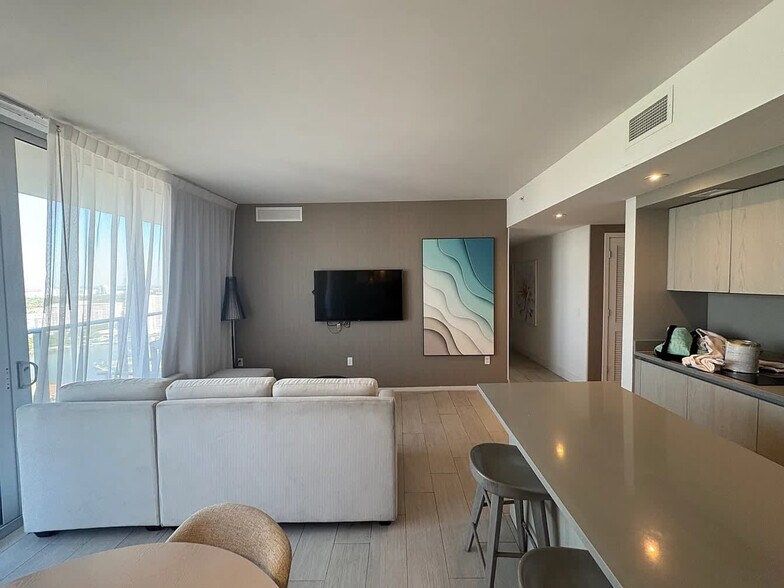 Building Photo - 4010 S Ocean Dr