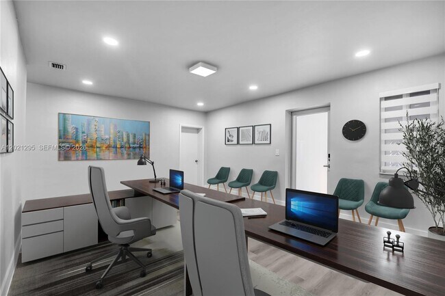 Building Photo - 648 South Dr