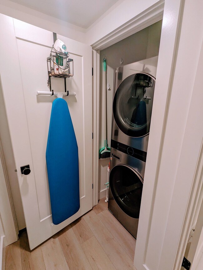 Building Photo - 134 N Welden Way