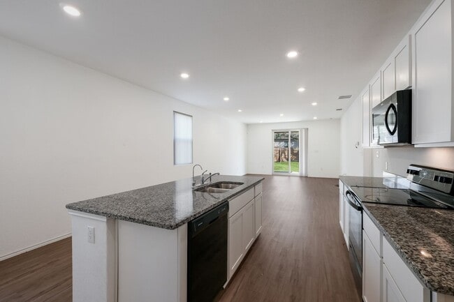 Building Photo - Lovely Rancho Primera Property