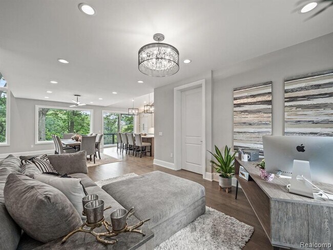 Building Photo - 3511 Lakecrest Dr