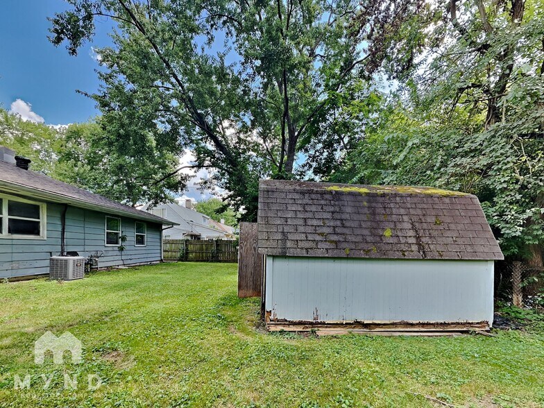 Building Photo - 6125 Roselawn Dr