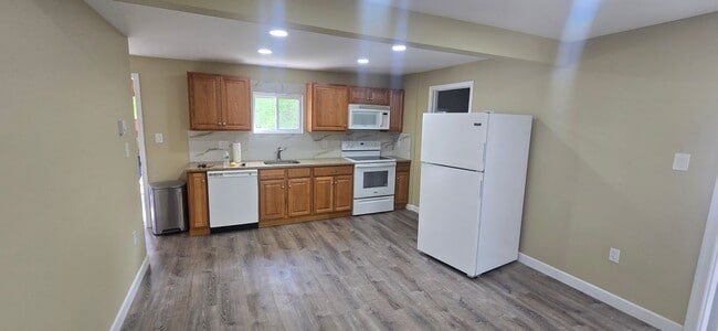 Building Photo - 3 Bedroom House with large yard and extra space!
