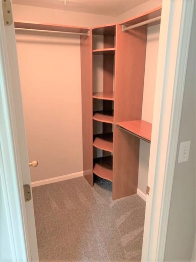Building Photo - 2 Bedroom + Den and 1 Car Garage, Pet frie...