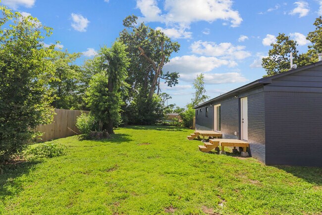 Building Photo - 809 Carson Dr