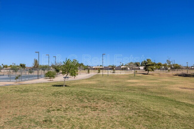 Building Photo - 7042 W Mercer Ln