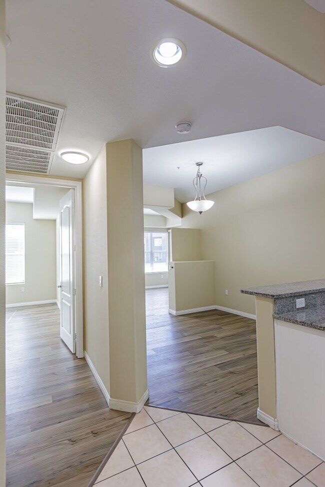 Building Photo - Top Floor 2 Bedroom Condo Located in Manhattan