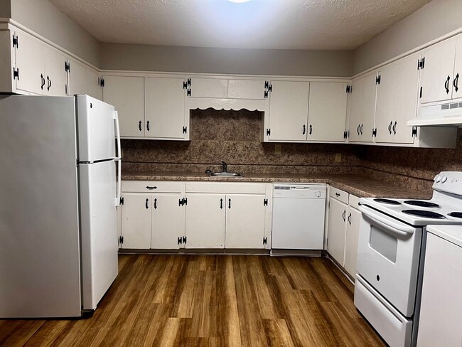 Building Photo - 571 Whitehead Rd