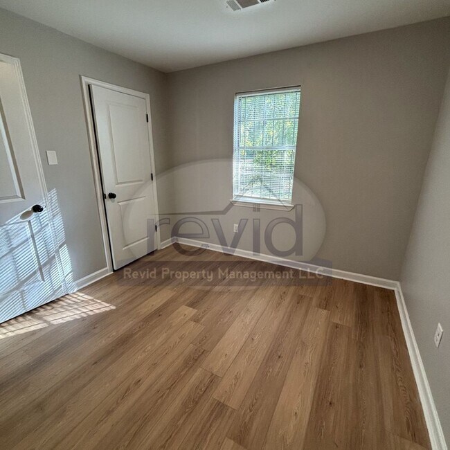 Building Photo - Recently Renovated 3Bed/1.5Bath Available ...