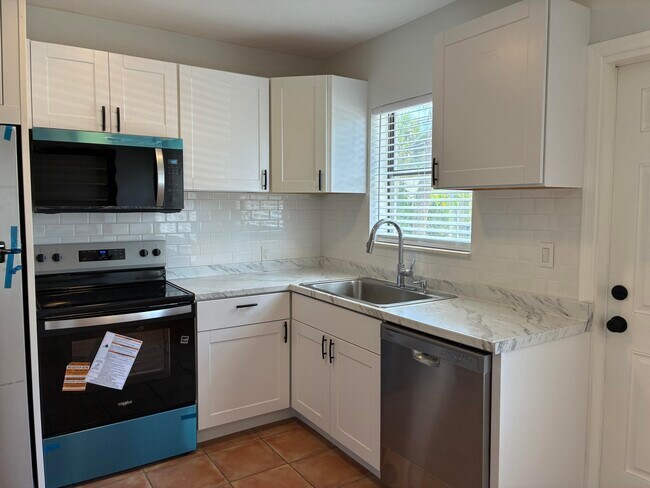 Building Photo - 130 S Lakeside Dr