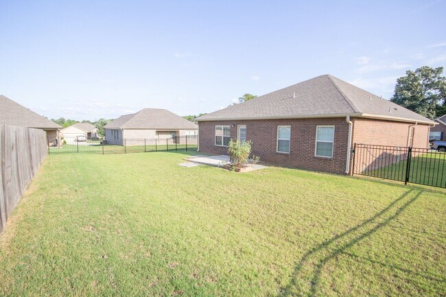 Building Photo - Spacious Full Brick in Athens City Limits!...