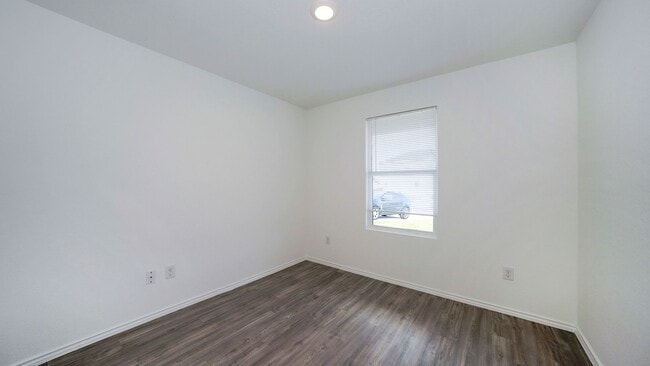 Building Photo - Spacious 4-bedroom, 2-bath located in Summerhill subdivision