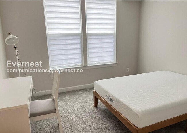 Building Photo - 3 Bed/2.5 Bath Townhome with Garage / Pet-Friendly / Available Soon!