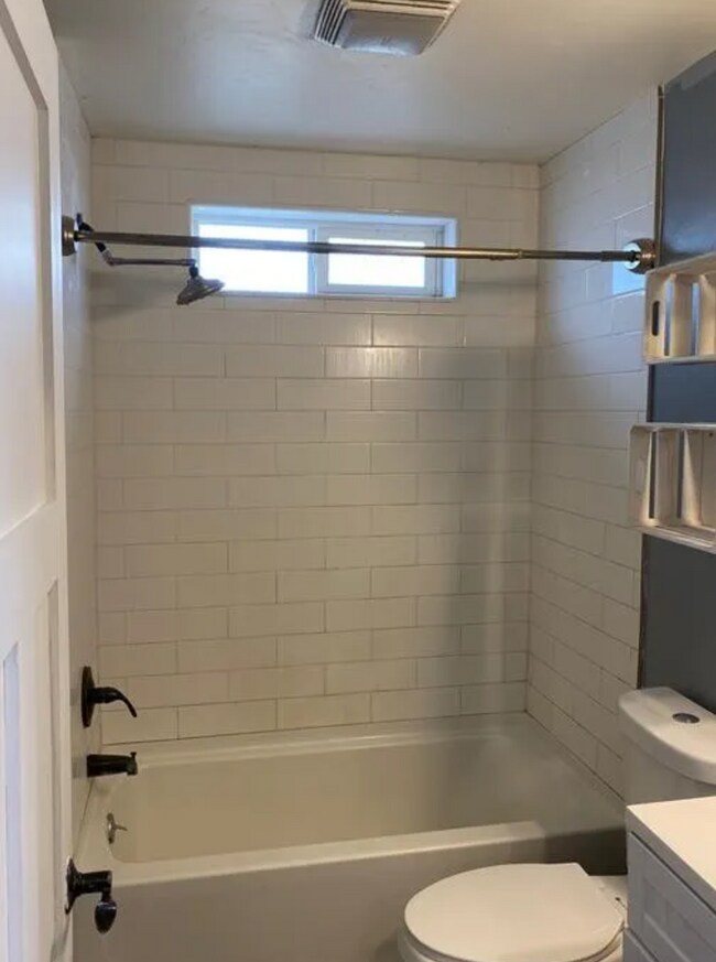 Building Photo - 4 Bedroom 2 Bath in Townsend!