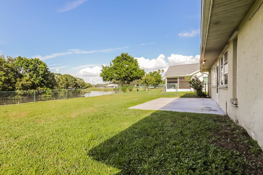 Building Photo - 6202 65th Ct E