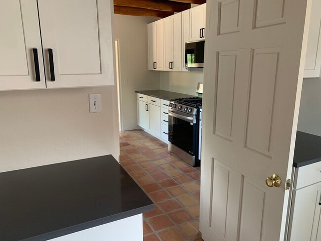 Building Photo - Renovated Santa Fe Home!!