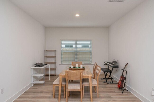 Building Photo - 3 Bedroom plus office/flex space in Crestv...