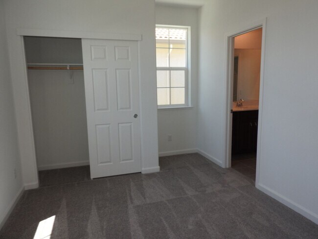 Building Photo - Beautiful Home in Roseville
