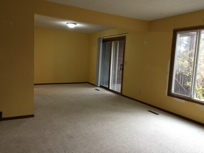 Building Photo - Springbrook Duplex