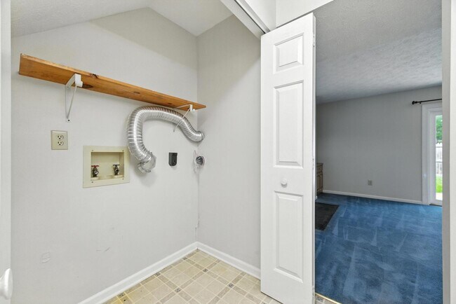 Building Photo - 39 Oneonta Drive Newport News VA 23602