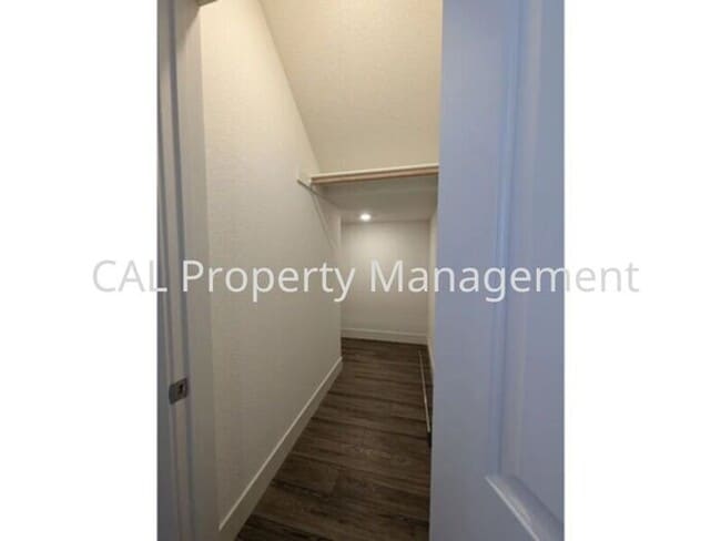 Building Photo - Beautiful 5 Bedroom Home in Hollister