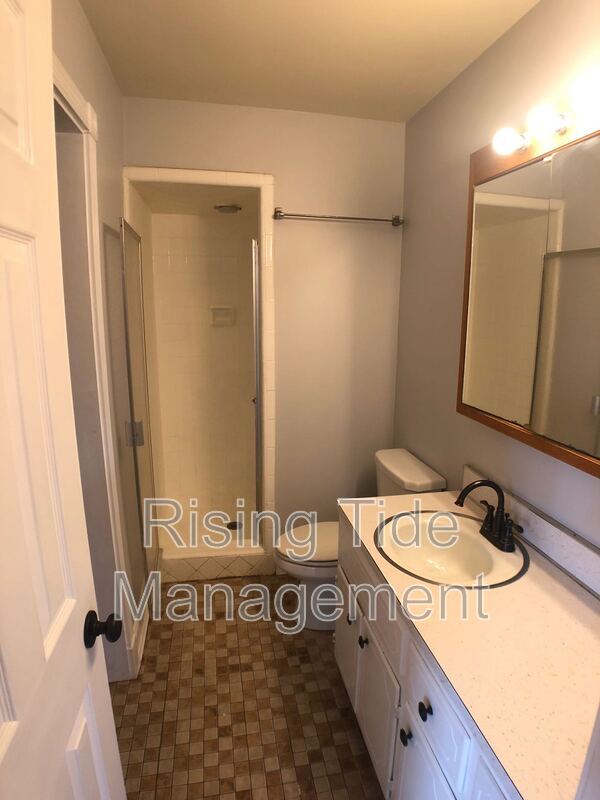 Building Photo - 2100 Merry Dr NE