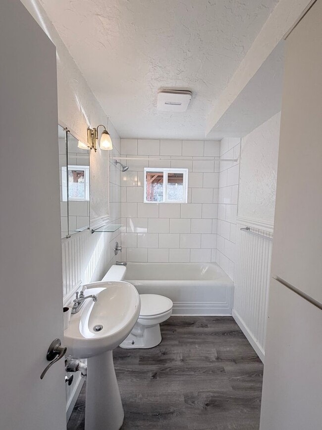 Building Photo - Lakeview 4-Bedroom Home Steps from Moore Park – Updated Throughout! 2.8 miles from Sky Lakes and OIT