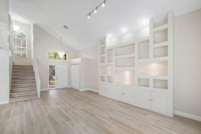 Building Photo - 10425 Buena Ventura Dr