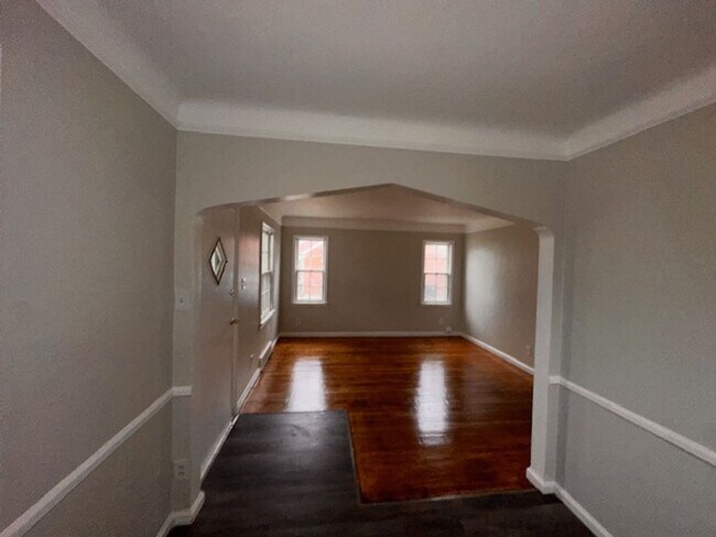 Building Photo - Three Bed 1 Bath Brick Bungalow with basement on the east-side of Detroit! Move in Ready!