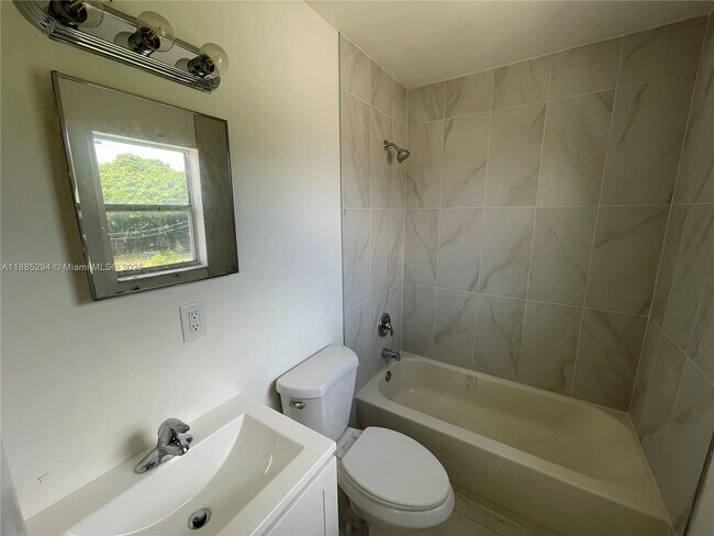 Building Photo - 801 N H St