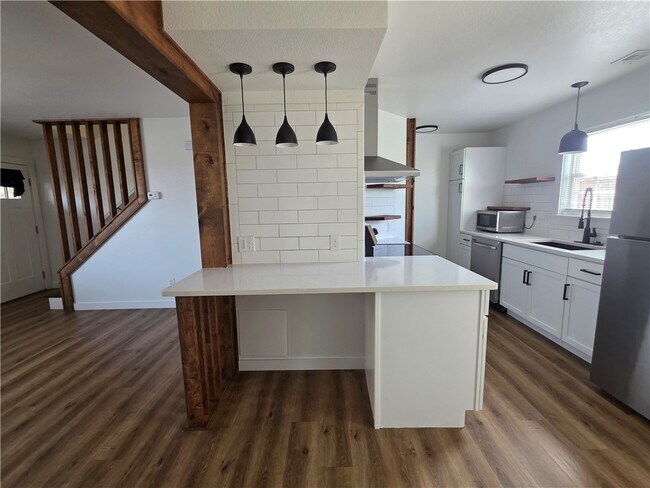 Building Photo - 2300 SE Jayel Terrace