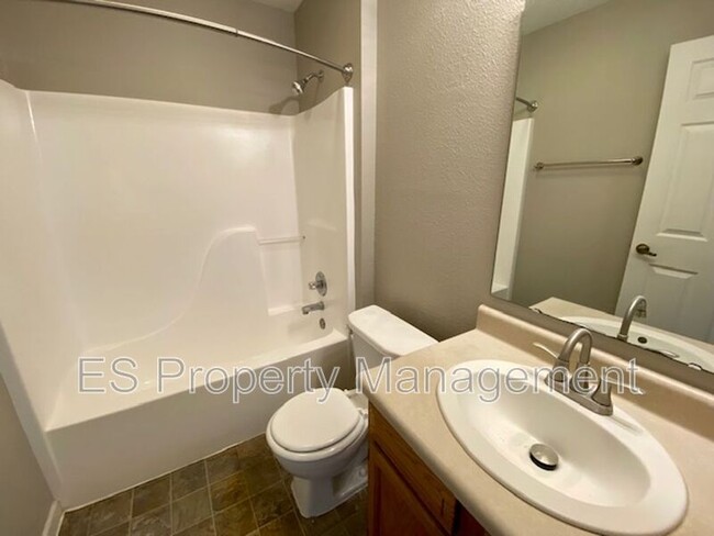 Building Photo - 310 Lockerbie Ln