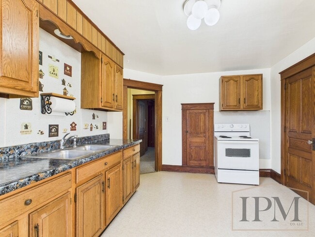 Building Photo - Available Now! Charming 2 Bedroom, 1 Bath ...