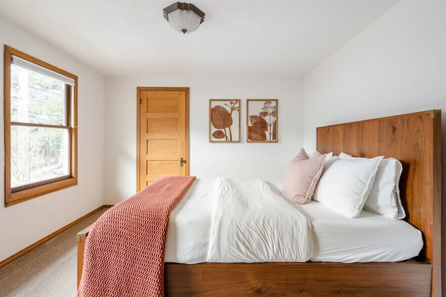 Building Photo - 1200 SW 20th Ave