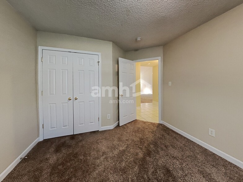 Building Photo - 2208 Thorn Crest Dr